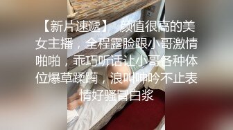 丰满女人家中一边看片一边自慰