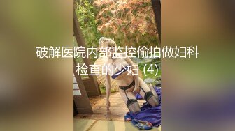 白T恤粉球鞋长发美女的微毛嫩逼 捎带拍了另一位美女的小穴