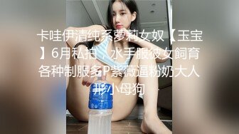 长相有点酷似小春哥的小伙一边看电视一边和靓妹互玩性器官对着这等美女不草可惜啊