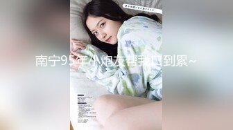 潜入网吧女厕偷拍附近的美女大学生，没想到鲍鱼那么黑