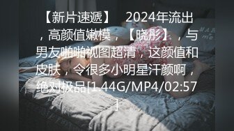 -红灯区战神之无毛小骚逼躺在床上等草 让大哥吃奶玩逼 压在身下爆草