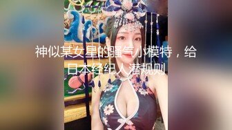  大奶骚妹夜晚驾车和炮友户外车震，摇下车窗掏出奶子呻吟，路边退下衣服深喉交