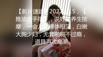 (真實偷拍) 大膽正妹在更衣室裡自慰