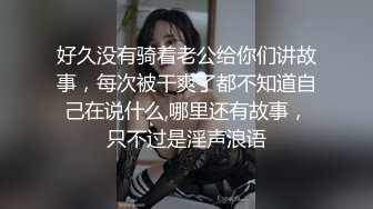 商场偷拍背带裙小美女粉嫩的BB