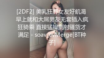 年轻貌美风骚的女老板娘的诱惑，全程露脸互动撩骚揉奶抠逼，按摩床上伺候小哥哥，深喉