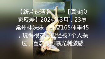 身材丰腴啊 丰胸翘臀 全裸露逼撩人啊 脸上表情妩媚动人的 令人心痒啊