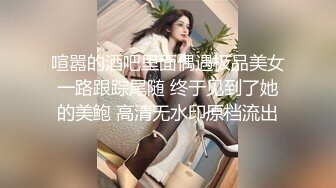 庆祝考试结束把女友拉进男厕啪啪 还有好几个兄弟观战