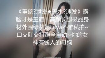  肉丝漂亮伪娘 大白天来到公园掏出鸡鸡边走边撸 附近有老人小孩吵闹