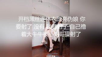 【新片速遞】 商场女厕全景偷拍 不敢坐半蹲着尿 妆容精致的极品美少妇 非常干净的小嫩B