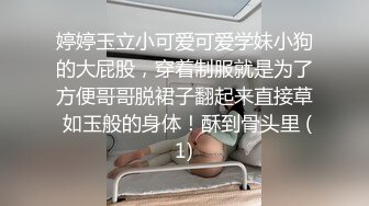 性感尤物小白领偷偷跟前台同事在午休时爽了一把，在同事面前是高冷女神，私下是一只反差婊小母狗