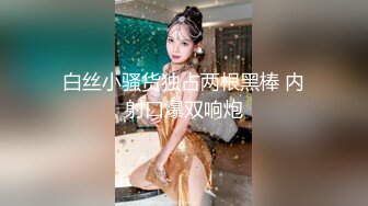 YC商场抄底 格子裙短发小妞 蕾丝粉窄内两侧露出的毛毛连起来了