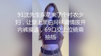 两个年轻小妹被纹身小哥疯狂蹂躏直播精彩大秀，全程露脸一个舔乳头一个舔鸡巴