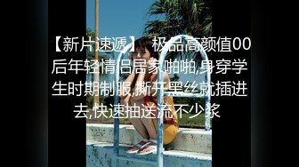 洗浴会所保安躲藏在排气扇通风口附近手持偷拍女浴客洗澡貌似有几个身材还可以