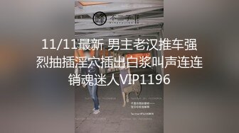 爱漏出的小骚逼露脸调戏一下正在干活的大爷，漏着奶子跟大爷说话把大爷惊呆了，眼珠子都直了精彩刺激别错过