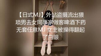 拨开牛仔妹子的内裤舔她逼