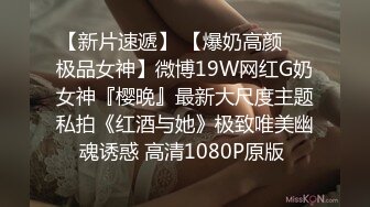  珠光宝气戴名表开豪车的富姐晚上和两个猛男野外3P