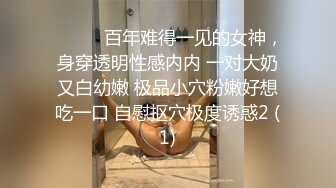 老婆手握两根肉棒，在我面前玩嗨了