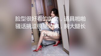 金丝眼镜的学生头妹子，岔腿跳蛋自慰，双手揉胸，吊钟白皙柰奶子，特写跳蛋插穴刺激的很