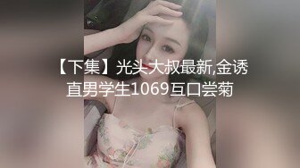 Ria 久留美在她可爱的 cosplay 中看着你的眼睛，轻轻地抚摸你暴露在她面前的搏动的阴茎。