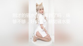 漂亮制服美女3P 身材嬌小 同時伺候三根肉棒 嘴叼逼插 被無套輸出 非常享受舒坦