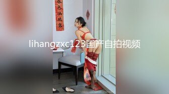 小伙子带着女友上高级饭店开房啪啪，落地窗前边俯瞰城市景色边干