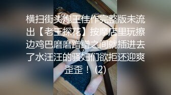 一群丰乳肥臀美眉浴室洗澡 玩起了花式小解 往美女身上尿