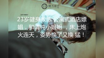 娇小人妻露脸被大哥戴套闯红灯，抱在腿上吃奶子给大哥激情口交，多体位抽插爆草干出血，看着真刺激别错过