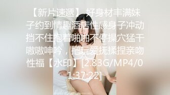 骚熟女带着小姑娘玩群P，小骚逼看着好几个大鸡巴有点怕怕啊，口交大鸡巴各种体位爆草抽插，揉奶玩逼有激情