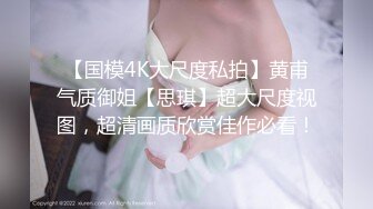 颜值丰满少妇来买衣服，没有试衣间直接拿到衣服就试穿，露出自己的两只大奶奶，监控拍下了这一幕！