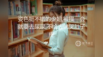 群P激情两个极品少妇的诱惑，一起舔鸡巴伺候大哥，淫声荡语听指挥，各种体位抽插玩弄爆草蹂躏，浪叫不止