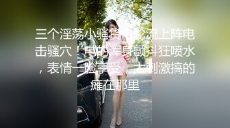  幸福老哥啪啪00后嫩妹子边操旁边还有个妹子舔奶，掀开被子上位骑乘后入抽插童颜大奶