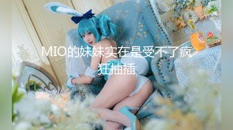 01年女友的嫩逼，水特别多，自慰给大家看