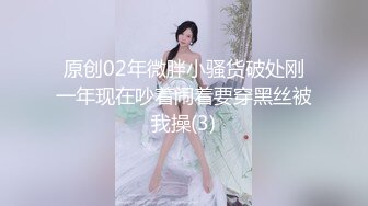 尝试操两个极品御姐，谁料第一个妹子太勾人，第二个制服美女只好舔吸把玩