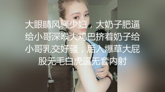 蜜桃臀美少婦下海做樓鳳,網上約狼友來家幹,翹著屁股後入暴艹,老公當導演