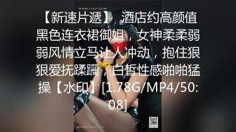 穿着女仆装在家中玩自拍