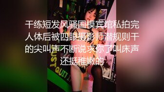 性感漂亮的牛仔短裙美女趴在床上正在玩手机被男友掀开裙子骑在屁股上各种爆插 操的太激烈了