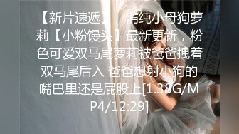 《魔手外购极品CP》正面+私处特写~服装城女厕逼脸同框偸拍各种女人方便~有少女有极品美少妇~亮点多多~非常哇噻 (1)