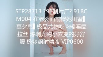 女友穿着jk裙被后入