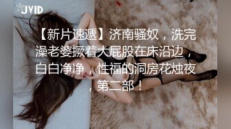 《魔手外购极品CP》美女如云夜场女厕全景后位偸拍数位潮女靓妹小姐姐方便清一色大长腿太顶了 (2)