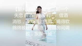 齐逼牛仔短裤黑丝骚女，舔屌足交一脸享受，脱下黑丝掰穴扣弄