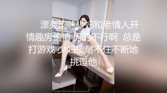 足疗店勾搭女技师玩双飞，按着按着摸到内裤里玩鸡巴，大鸡巴草她嘴小骚货给舔乳头，撅着屁